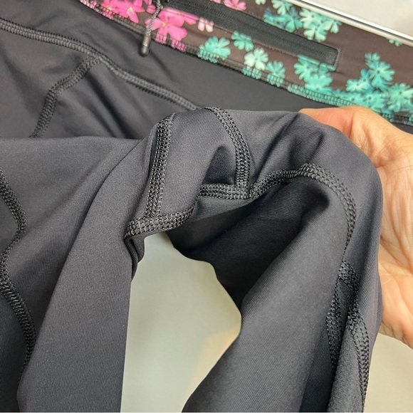 Lululemon Pants Black Cropped Leggings Floral Waist Band Yoga Running Logo Sz 4 - Picture 3 of 10